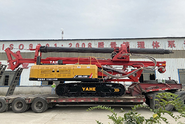 YAHE旋挖鉆機(jī)DR150開往施工現(xiàn)場