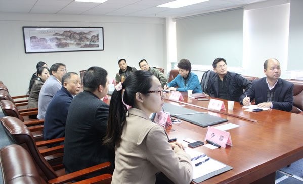 宋副市長(zhǎng)一行在會(huì)上聽(tīng)取我公司匯報(bào)