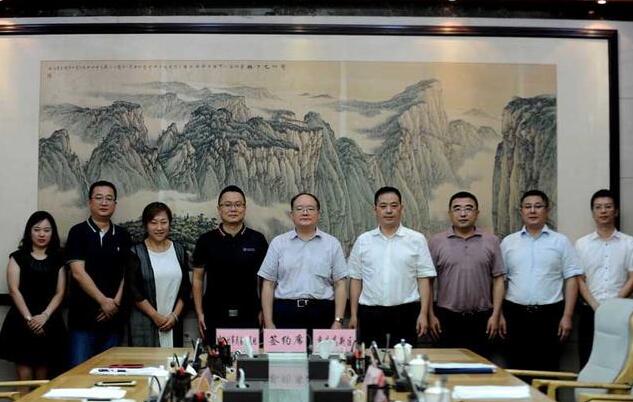 重慶高新區(qū)管委會(huì)與中關(guān)村軍民融合信息裝備產(chǎn)業(yè)促進(jìn)會(huì)舉行項(xiàng)目合作簽約儀式